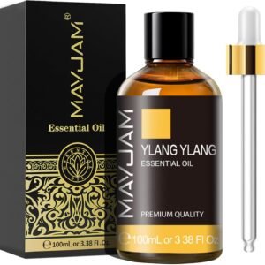L'huile essentielle d'Ylang Ylang est couramment utilisée dans les shampoings ou après-shampoings pour aider à nourrir les cheveux et les rendre plus doux et lisses.