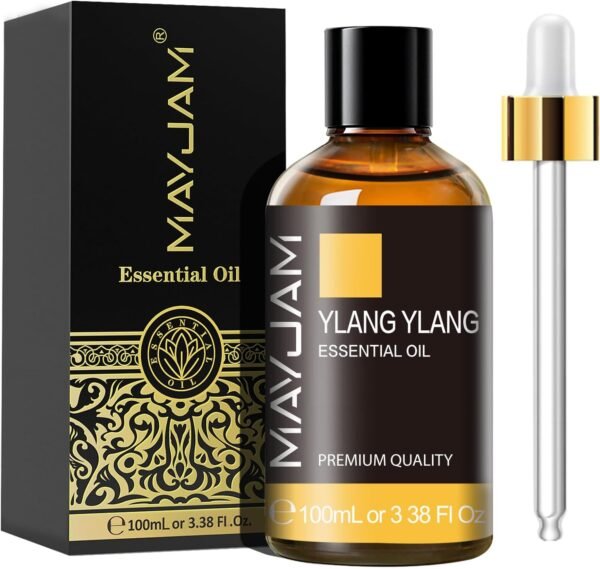 L'huile essentielle d'Ylang Ylang est couramment utilisée dans les shampoings ou après-shampoings pour aider à nourrir les cheveux et les rendre plus doux et lisses.